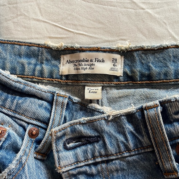 Abercrombie 90’s Curve Love Ultra High Rise Straight Jean - Picture 3 of 4